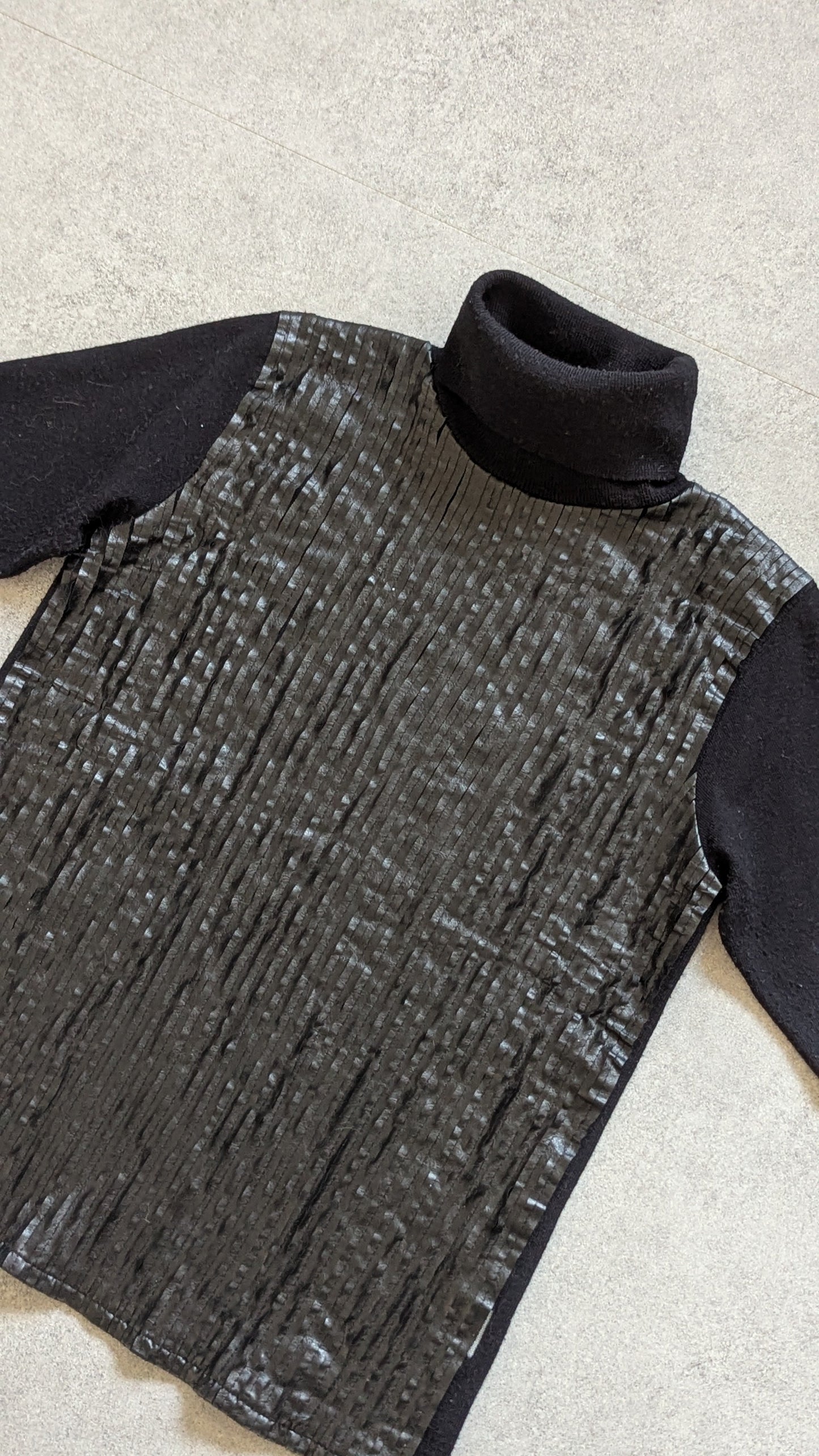 BLACK TURTLENECK