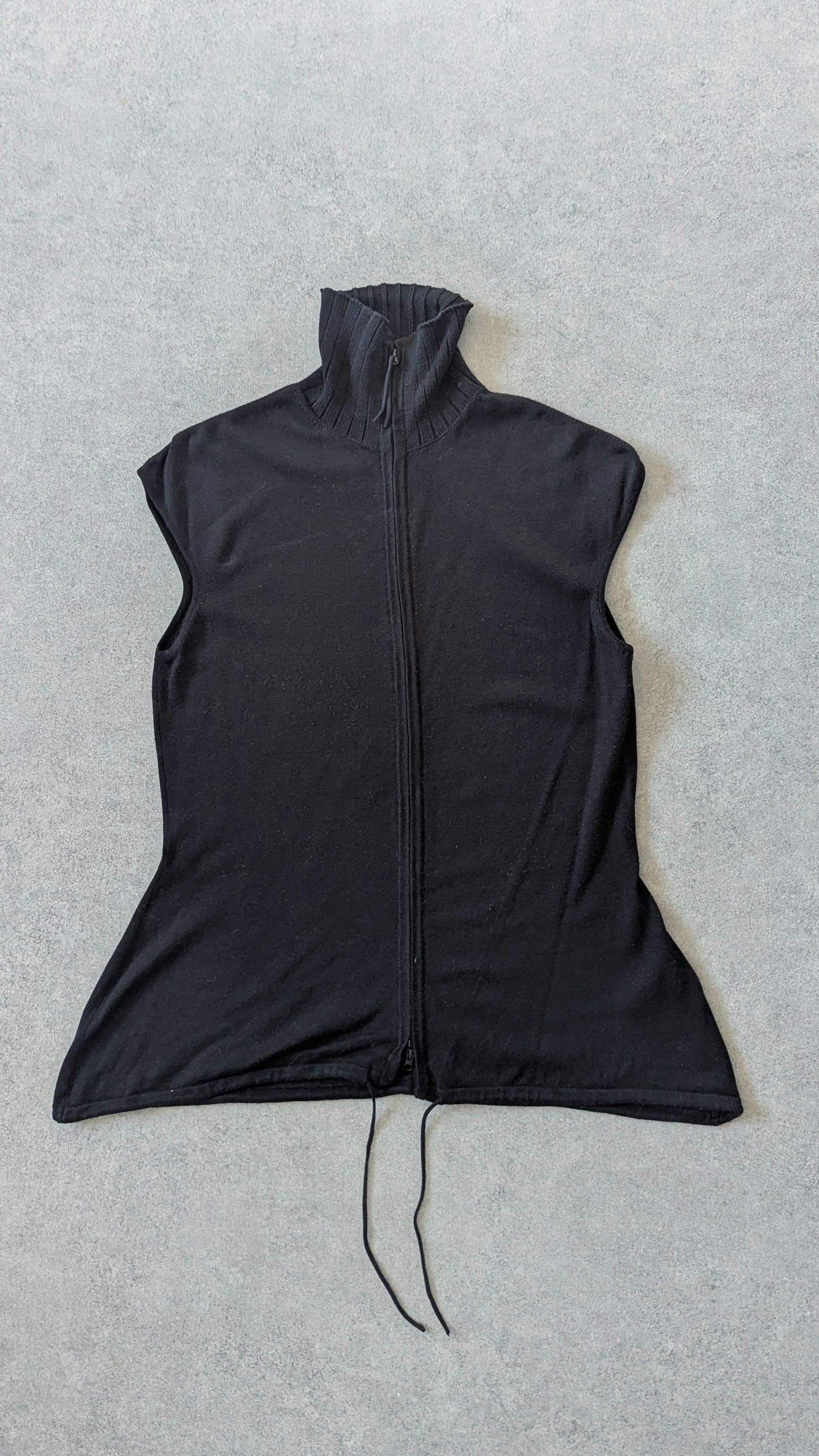 BLACK ZIPPED TOP